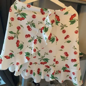 Gullig kjol - Aldrig använd, köpt i sommras. Står ingen storlek på den men skulle säga 36/38.