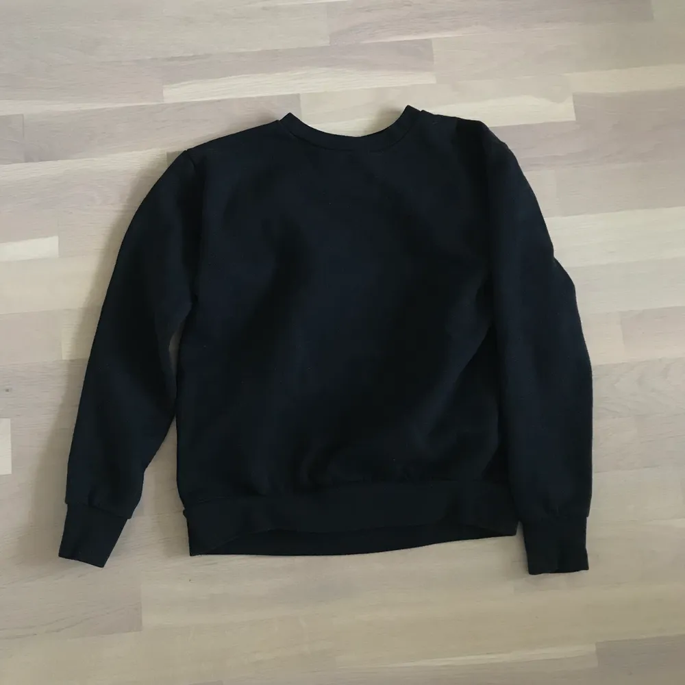 🌏FRAKT INGÅR I PRISET!🌍 Super snygg svart sweatshirt köpt från Pretty Little Thing. Knappt använd då det lagt glömt i garderoben för jag har så många sweatshirts. . Tröjor & Koftor.