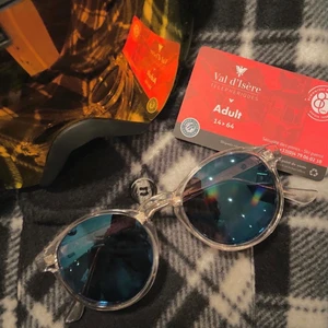 Kvalitativa solglasögon med UV-400 certifikat  - Hej! Jag säljer dessa kvalitativa solglasögon i 3 färger då dem är från ett UF företag och vi blev kvar med ett stort lager eftersom beställningen kom månader försent pga Covid-19. Solglasögonen har ett Uv certifikat 400 vilket kan jämföras med samma kvalite som solglasögon som Rayban, Chimi, etcetera.
