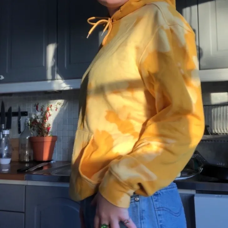 En gul hoodie från carlings som jag blekt själv. 250ink frakt!. Hoodies.