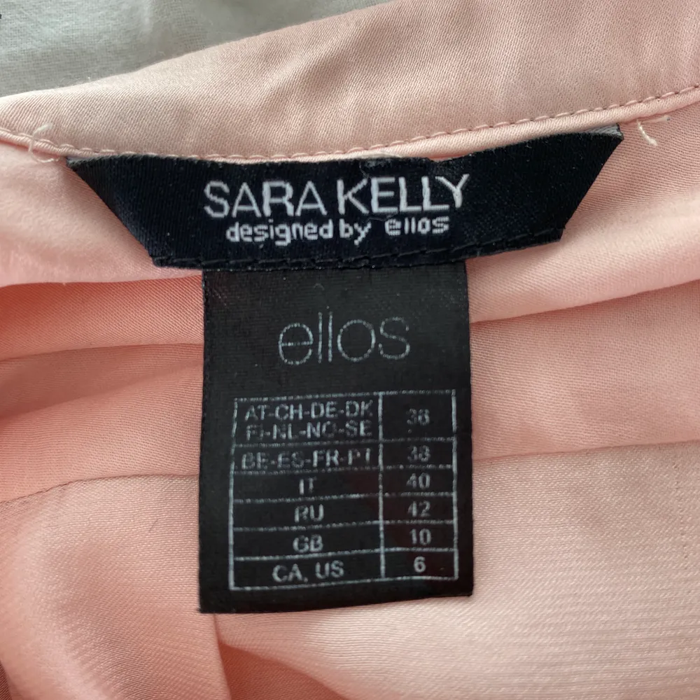 En rosa blus i storlek s/m, säljer för den är för stor för mig. Den är ifrån Ellis och använd några gånger. . Blusar.