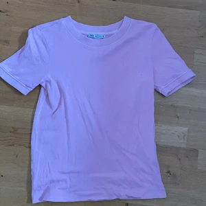 T-shirt från zara - Knappt använd T-shirt från zara. Köpt i slutet av agusti. Använd 3 gånger. 50 kr ❤️