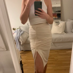 Kjol - Snygg kjol i champagne färg o stretchigt material från Nelly.com Endast använd en gång! 💕 Köpare står för frakt 