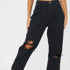 Intresssekoll på dessa skitsnygga 90s jeans. Dom är svarta med två stycken hål, de ena är lite större. Mycket bra skick då dom ej är använda så många gånger. Skriv för mer bilder! 