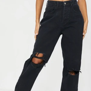 90s ripped jeans  - Intresssekoll på dessa skitsnygga 90s jeans. Dom är svarta med två stycken hål, de ena är lite större. Mycket bra skick då dom ej är använda så många gånger. Skriv för mer bilder! 