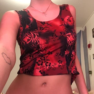 Röd topp - En fin röd topp med mönster