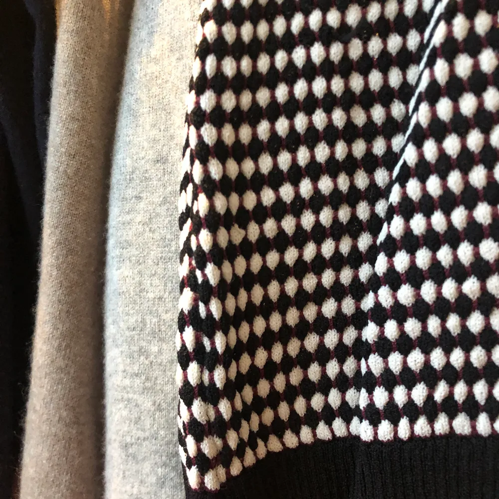 Snygg tröja från Zara som är slutsåld i butik❤️ passar superbra till allt! Köparen står för frakt. Tröjor & Koftor.