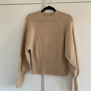 Ballongärmad stickad tröja - Skitsnygg stickadtröja med ballongärmar. Buda i meddelandena! Frakt tillkommer