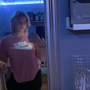 Nike t-shirt - Säljer denna OANVÄNDA nike t-shirt för att jag aldrig använder den, den är då i nyskick