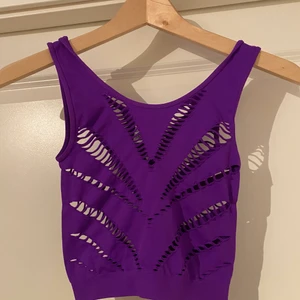 Lila topp - Cool, lila topp från Spirit Box. Är egentligen en träningstopp men funkar som vanlig topp också! Fint mönster och skönt material, även oanvänd.  Kan mötas upp i Västerås, annars står köparen för frakten.