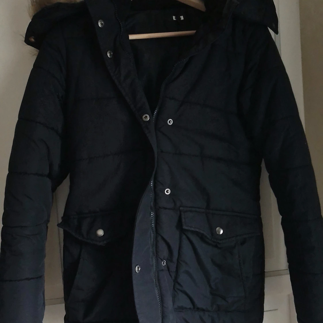 Svett vinterjacka med pälsimitation