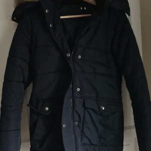 Svett vinterjacka med pälsimitation - Svart vinterjacka med avtagbar luva (pälsimitation) från BikBok. Sparsamt använd. Storlek XS, men passar även S.