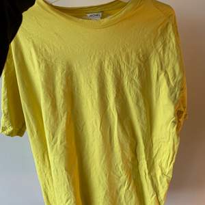 Längre modem på t-shirt, glad gul färg!! 