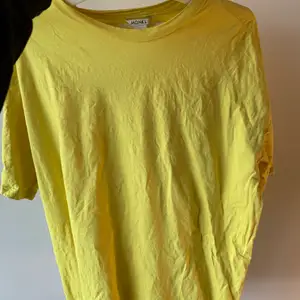 Längre modem på t-shirt, glad gul färg!! 
