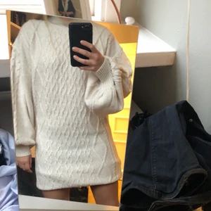 Stickad klänning - Stickad klänning med fina stickade detaljer och stora ärmar. Jätteskön och snygg att ha nu på vintern. Eftersom den är så varm och mysigt material. 