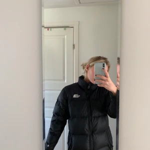 The northface jacka  - Säljer min kära northface jacka! Köpt för 1500 i storleken XL(barnstorlek) skulle säga att den motsvarar allt från xs-m beroende på hur man vill att den ska sitta. Den är lite längre i modellen nertill till skillnad från de vanliga dam jackorna som är väldigt korta. Detta tycker jag dock är en fördel för det blir lite varmare. Man kan också justera den där nere om man vill att den ska sitta åt mer. Säg till om fler bilder önskas. Och priset kan diskuteras 💕💕💕