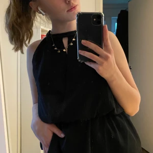 Fin svart blus - Fin svart blus, med näknytnint i nacken och öppen rygg💗 använd ett fåtal gånger💗 kunden står för frakten