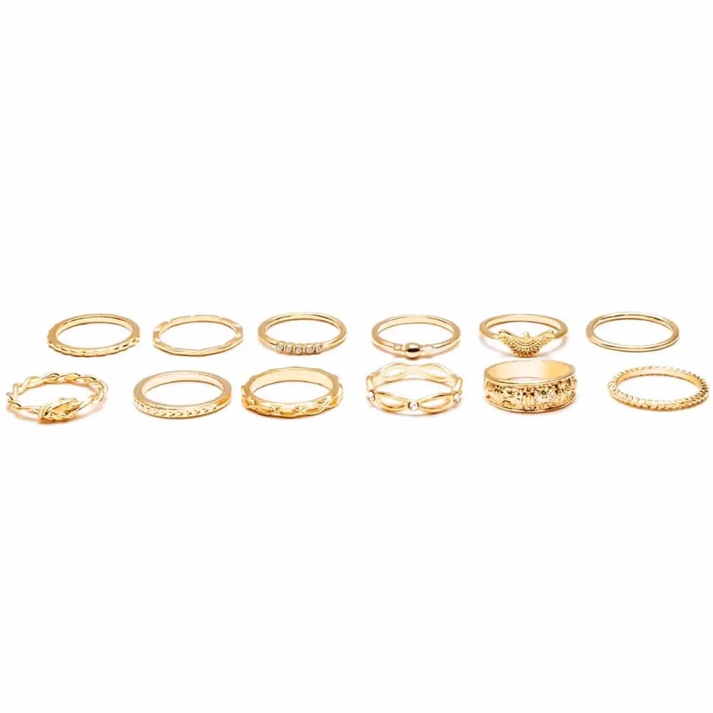 12 superfina oanvända guldfärgade ringar. Passar till allt! Säljs endast pga jag köpte dubbletter, de är helt nya. Frakten kostar 11kr 💛 . Accessoarer.