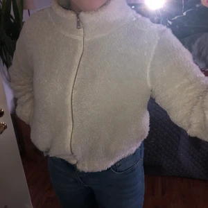 Teddy tröja - En vit teddy tröja (har använd som jacka ibland på våren/sommaren). Nypris - 600kr säljer för 300kr