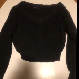 Stickad tröja med V-ringning - StorLek XS men egentligen som S. FRAKT TILLKOMMER!