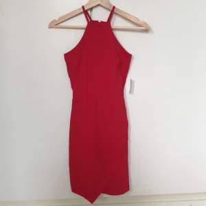 Supersnygg och smickrande tight röd klänning! Säljer då den är för liten för mig. Den har ALDRIG har använts. Köpt i USA och prislappen sitter kvar!! Kostade $25 :) 