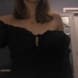 Topp - Svart off shoulder topp från NA-KD (AFJ). Stolek 38 men är lite för stor till mig som vanligtvis har 36. Säljer för att den inte kommit till användning. Dragkedjan på sidan är lite trög. Köparen står för frakt.