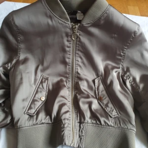Jacka - H&m jacka, sälja den för 30kr. Bra för kalla väder som i höst eller vinter. Frakt 60kr. Bra skick 💕