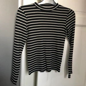 Fin tröja  - Randig långärmad tröja med lite polo i storlek 146/152. Använd men i fint skick! 