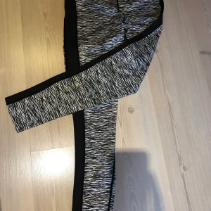 Träningsbyxor - Träningsbyxor i storlek 146/152 säljes. Fint skick och sköna att ha på sig! 