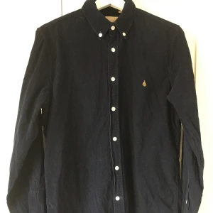 Velour by nostalgi blå manchester skjorta, storlek S - Velour by nostalgi blå manchester skjorta, storlek S