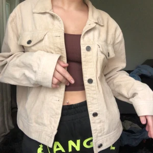 Manchester jacka  - Beige jacket! Fint skick, köpare står för frakt💖