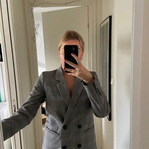 Blazer - En rutig blazer ifrån ginatricot x anine bing 