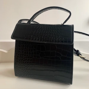 Helt ny Object väska!  - Kär i denhär väskan men kommer inte till tillräcklig användning från min sida. Ormskinns imitation med guldiga detaljer. Nyskick köpt från Vero Moda! 