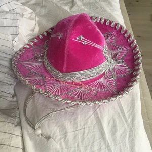 As cool rosa cowboyhatt - Jätte snygg cowboyhatt! Buda från 40kr (perfekt till halloween)