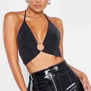 Knyt topp - Snygg festlig topp som man knyter där bak, så snygg men tyckte inte den passade på mig när den kom fram däför säljer jag den. Står storlek 38 men man kan ha den från storlek S-L beroende på hur ni vill den ska sitta. 