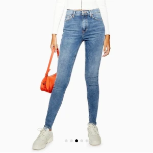 Tall jamie jeans - Jeans den topshop. Köptes för några månader men kom sällan till användning. Sitter jätte bra i midja och ben✨ köpte dom för 400kr