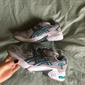 Asics Gel-Kayano - Ett par supersnygga Asics sneakers i modellen Gel-Kayano, använda ett par gånger, nästan nytt skick! Storlek 38, men ganska små i storleken så passar 37. Säg till om du vill ha fler bilder!💗 