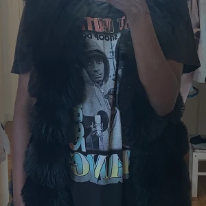 Pälsväst - Använd enbart ett fåtal gånger. Jättefin men kommer inte till någon användning. Köparen står för frakt, men jag kan även mötas upp 💋 Kan tänka mig att sänka priset vid snabbaffär!
