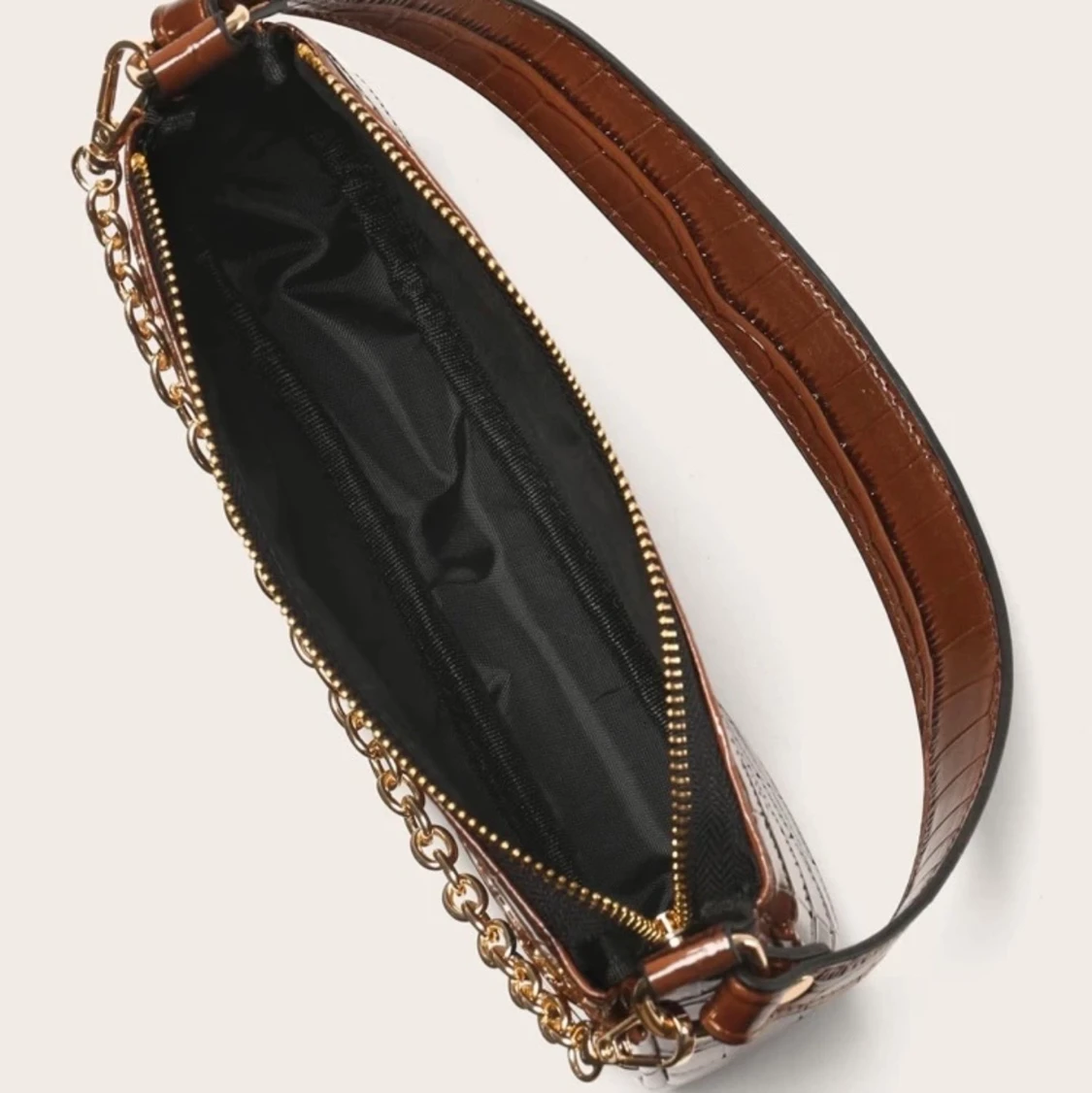 Liten Brun Väska med guldkedja  - 91