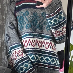 Stickad tröja - tjock och oversized - Jag har M och den är oversized, grovare garn. Ett år gammal, köpt på second hand, tung men skön.