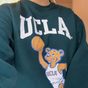 Ucla sweatshirt  - Säljer denna populära och slutsålda sweatshirten från HM. Är i nyskick och använd 1 gång. Buda gärna i kommentarerna🥰 Köparen står för frakt 🚚  Är Storlek M så den sitter något oversize på mig som vanligtvis har storlek S😋 HÖGSTA BUD: 320 plus frakt