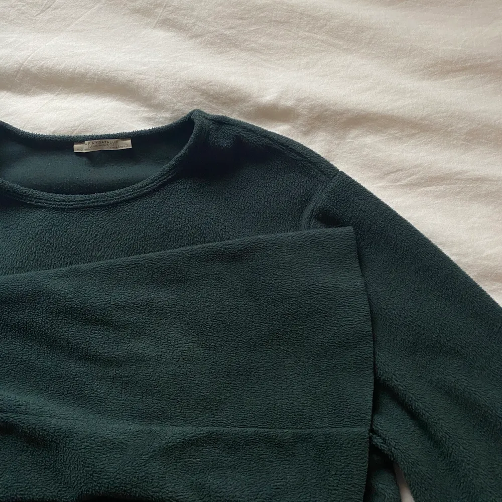 Säljer min mörkgröna sweatshirt i fleece material från Zara i storlek S! Kommer inte till användning och köparen får stå för frakten! 🍒🍒. Tröjor & Koftor.