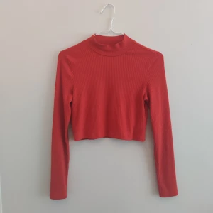 Crop top, BikBok - Crop top med polokrage I en klarröd färg från BikBok. Storlek XS. Skickar mot frakt på 40kr.