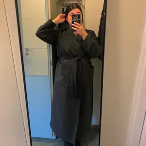 Super comfortable long coat with super comfy fabric for sale! I’m 158cm, so it’s too long for me but so beautiful!! Only been used a couple of times, very good condition. 