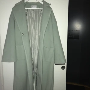 Mint grön jacka NAKD strl 36 - Jättefin varm kappa som beställts från NAKD i storlek 36 (oversized), ALDRIG använd endast provad hemma, som helt ny. Säljer för att det visade sig inte vara min färg tyvärr. Kvitto finns!! Köpt för 999:- 