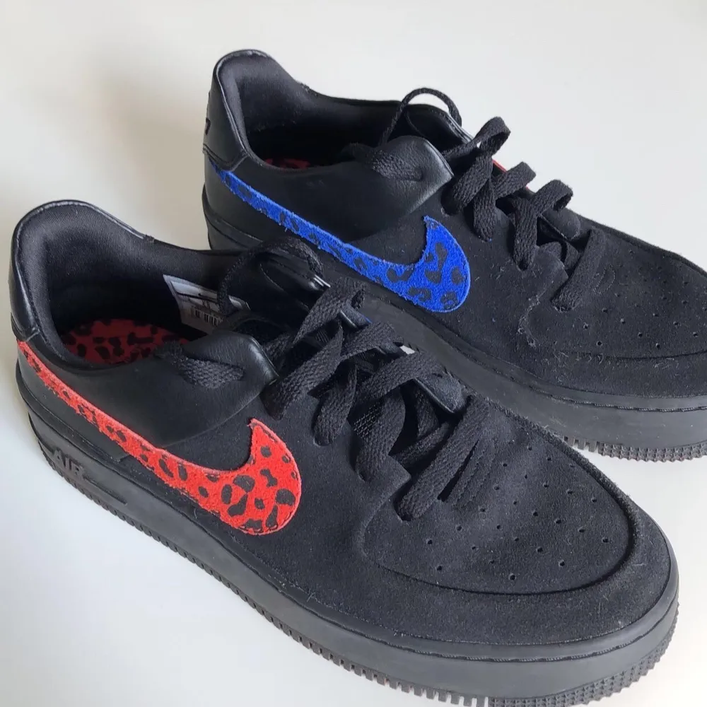 Säljer dessa sällsynta nike air force! Riktigt snygga men tyvärr för stora för mig:/ Använda max 3 ggr!             Nypris: 1500kr! Köparen står för frakten❣️❣️❣️❣️          Skriv privat för fler bilder!. Skor.