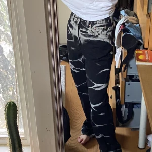 Weekday svartvita Voyage byxor - Coola byxor från weekday , i modellen voyage. Sitter snyggt. Jag är storlek S och 170 cm. Byxorna är lite långa på mig men det funkar med de flesta skor på! ❤️