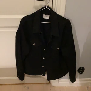 Vailent jeansjacka svart XL - Snygg svart jeansjacka säljes! Använd få gånger - mycket bra skick. Köparen står för frakt. Stl. XL