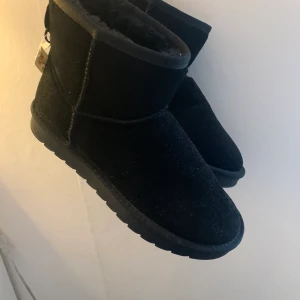 Oanvända uggs från skopunkten.  - ONVÄNDA! Lappen kvar. Storlek 40. Budgivning - start bud 200kr + frakt. Hör av er vid intresse