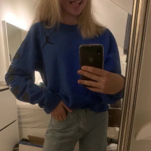 Jordan sweatshirt strl m - Säljer min älskade Jordan air sweatshirt som jag trodde jag skulle använda mer än jag gjort💗💗💗supermysig och unik😇😇
